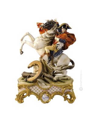 NAPOLÉON TRAVERSANT LES ALPES Figurine en porcelaine Capodimonte faite à la main Made in Italy