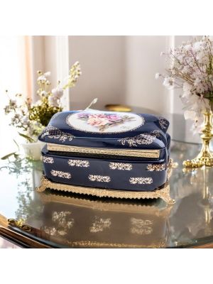 Coffret, élégant coffret à bijoux en céramique fine, avec des détails dorés raffinés.