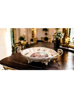 Plateau en céramique fine, décoré de motifs baroques et de détails dorés, fait à la main.