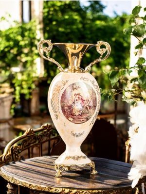 Amphore en céramique fine, décorée de dames, de chevalier et de détails dorés, faite à la main.
