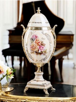 Poutiche ovoïde en céramique fine, couvercle ouvrant et décors floraux et dorés.