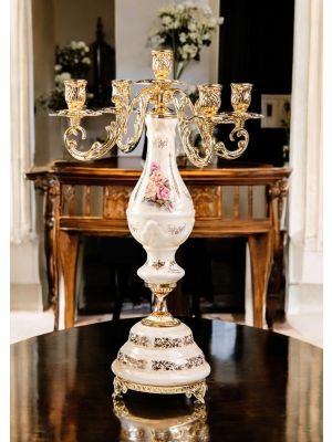 Candélabre 5 flammes en céramique décorée, avec fleurs et finitions dorées, fabriqué artisanalement.