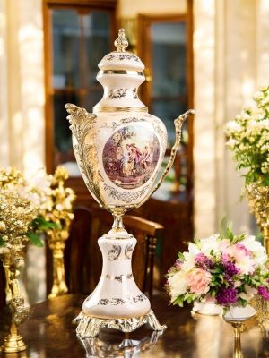 Poutiche en céramique fine, avec couvercle fixe et décors floraux et dorés, réalisée à la main.
