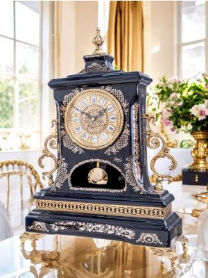Horloge de table en céramique raffinée, avec d'élégants détails dorés, fabriquée à la main.