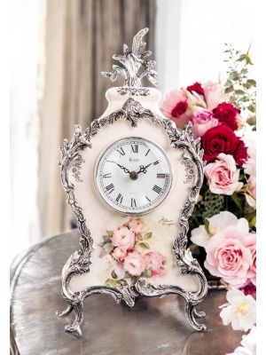Horloge de table en céramique fine, avec des détails raffinés en argent, fabriquée à la main.