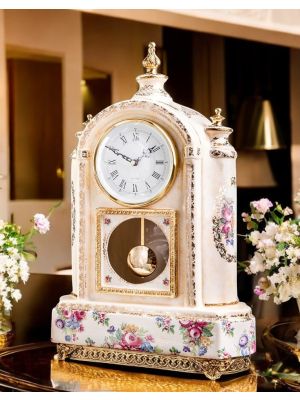 Horloge pendule en céramique raffinée, avec d'élégantes décorations dorées, fabriquée à la main.