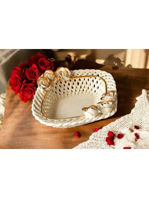 Centre de table, panier en céramique, avec roses et décorations dorées, fait main.