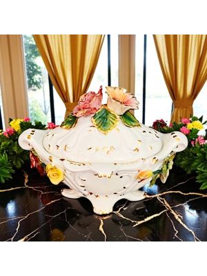 Soupière artistique en céramique de style baroque, décorée de fleurs et de détails dorés, faite à la main.