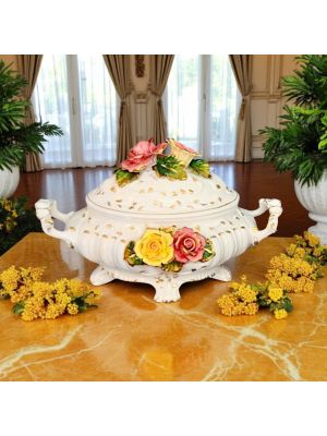 Soupière artistique en céramique de style baroque, enrichie de fleurs et de détails dorés, faite à la main.