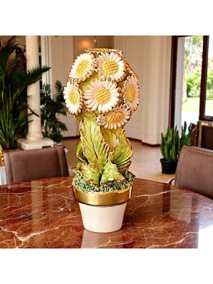 Plante artistique en céramique décorée de marguerites et de détails dorés, réalisée entièrement à la main.