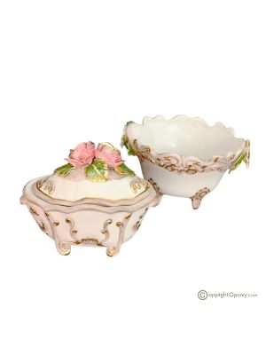 Boîte et plateau en céramique raffinée, agrémentés de fleurs et de détails dorés, fabriqués à la main.