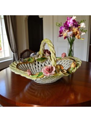 Centre de table en céramique, décoré de fleurs et de détails dorés, entièrement réalisé à la main.