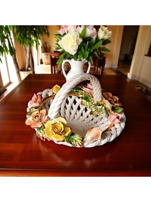Centre de table, panier en céramique enrichi de fleurs et de détails dorés raffinés, fait à la main.