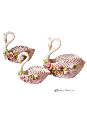 Centre de table, ensemble de 3 cygnes en céramique fine, agrémenté de fleurs et de détails dorés, fait main.
