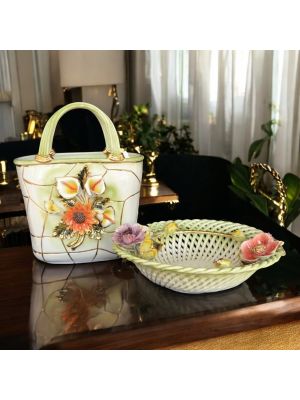 Centre de table, panier avec sac en céramique, décoré de fleurs et finitions dorées, fait main.