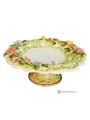Présentoir à gâteaux, centre de table en céramique fine, décoré de fleurs et de détails dorés, fait à la main.