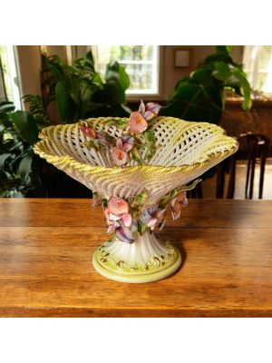 Centre de table artistique en céramique, décoré d'orchidées et de détails dorés, fait à la main