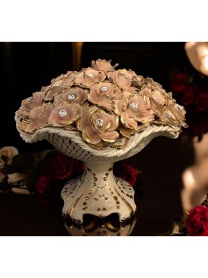 Présentoir à gâteaux, pièce maîtresse en céramique de qualité supérieure, contenant des roses, des détails dorés et des cristaux, fait à la main.