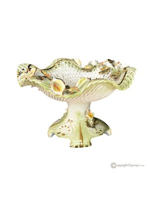 Présentoir à gâteaux, pièce maîtresse en céramique fine, décoré de fleurs et de détails dorés, fait à la main