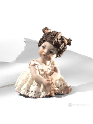 Statuette DORE Capodimonte, douceur romantique en porcelaine fine.