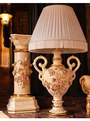 Lampe de table élégante avec colonne en céramique, lampadaire avec décoration rose, or et cristal