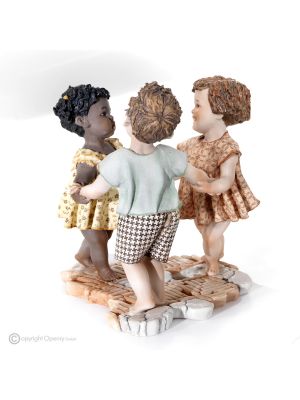 GIROTONDO - Poupée de collection, décorée à la main avec de fins détails.