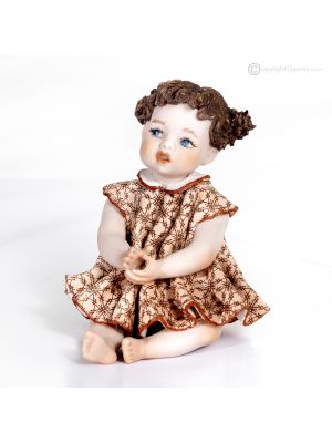 MOLLY - Poupée de présentation, faite à la main en porcelaine fine.