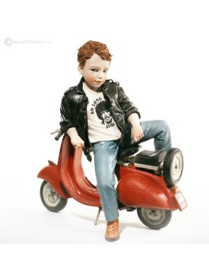 RINGO - Détails minutieux, poupée Capodimonte sur une Vespa colorée.