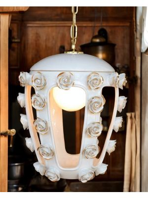 Lampe à suspension en céramique, ornée de roses, de cristaux Swarovski et de détails dorés.