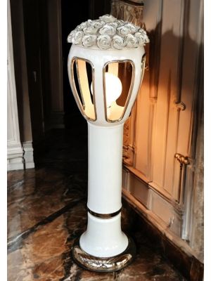 Lampadaire, lanterne en céramique, décoré de roses, cristaux Swarovski et platine.