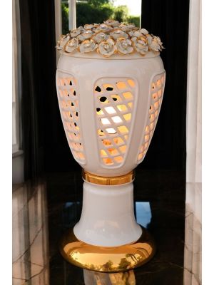 Lampadaire, lanterne en céramique, décoré de roses, de cristaux Swarovski et d'or.