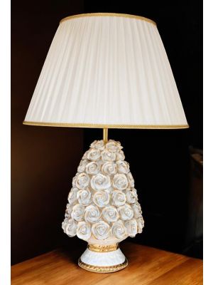 Lampe de table. céramique artistique, décorée de roses, de cristaux Swarovski avec des détails dorés.