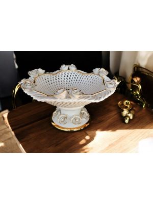 Présentoir à gâteaux en céramique de haute qualité, décoré de roses, de cristaux et de finitions dorées, fait à la main.