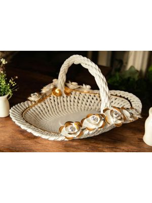 Centre de table, panier en céramique, avec roses et détails dorés, fait main.