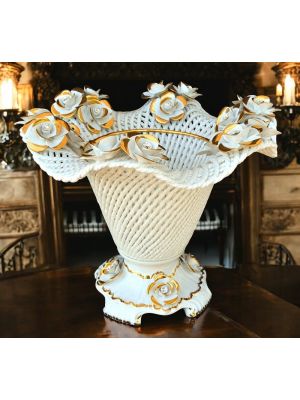 Vase en céramique de haute qualité, décoré de roses, de cristaux Swarovski et de détails dorés.
