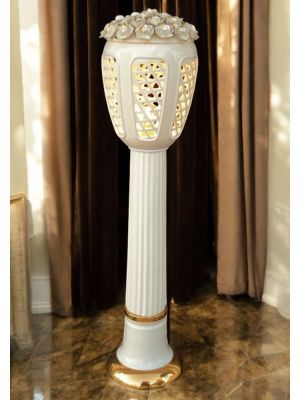 Lampadaire, lanterne en céramique, agrémenté de roses, de cristaux Swarovski et d'or.