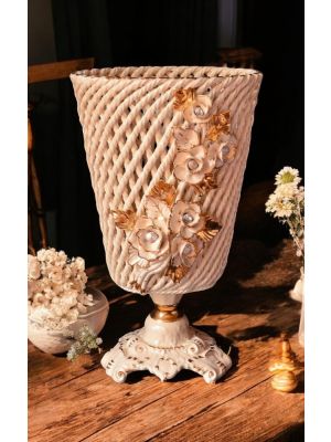 Vase en céramique fine, décoré de roses, de cristaux Swarovski et de détails dorés, fait à la main.