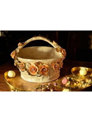 Prestigieux panier printanier en céramique, avec roses et détails dorés, fait main.