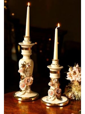 Ensemble de 2 bougeoirs en céramique fine, décorés de roses et de détails dorés, faits à la main.