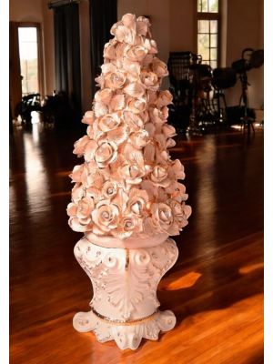 Lampadaire, en céramique, décoré de roses, de cristaux Swarovski et de détails dorés.