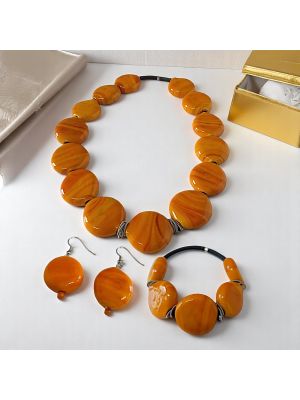 Ensemble raffiné de bijoux artisanaux en verre de Murano, composé d'un collier, d'un bracelet et de boucles d'oreilles.