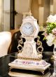 Horloge de table en céramique fine, avec décorations florales et détails dorés, réalisée à la main.