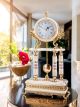 Horloge de table en céramique fine, décorée de détails floraux et dorés, réalisée à la main.