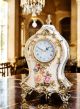 Horloge de table en céramique raffinée, avec d'élégants détails floraux et dorés, fabriquée à la main.