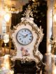 Élégante horloge de table en céramique, avec détails dorés, fabriquée à la main avec une technique artisanale.