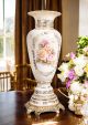 Vase en céramique de haute qualité, décoré de fleurs et de détails dorés, fait à la main.