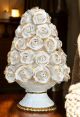 Lampe de table. Céramique de style baroque, décorée de roses, de cristaux Swarovski et d'or.