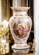 Vase en céramique fine, décoré de motifs baroques et de détails dorés, fait à la main.