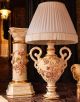 Lampe de table élégante avec colonne en céramique, lampadaire avec décoration rose, or et cristal