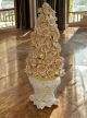 Lampadaire en céramique, enrichi de roses, de cristaux Swarovski et de détails dorés raffinés.  